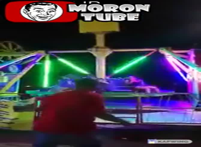 Video :It is frightful when a man falls from a rollercoaster!